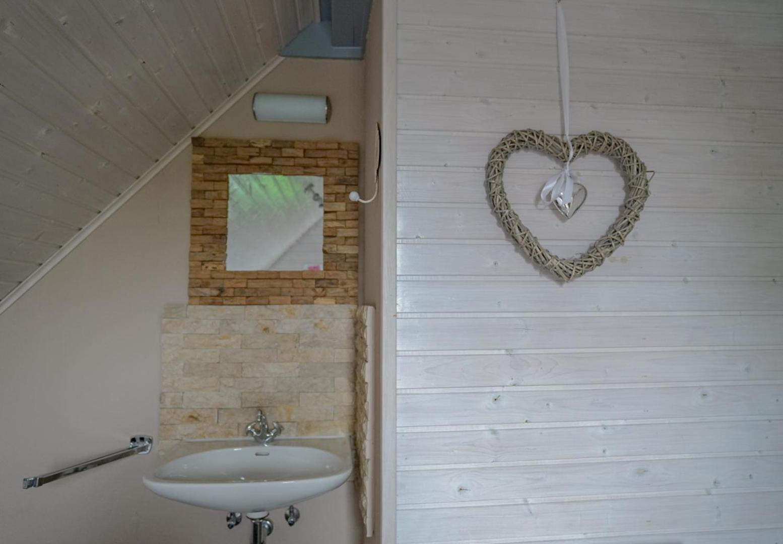 Ferienhaus "Gestiefelter Kater" Am See Im Bergland เคียร์ชไฮม์ ภายนอก รูปภาพ